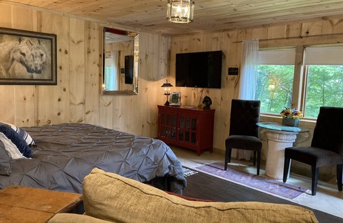 Boone House | Cozy log Guesthouse on Ranch w Mtn Views