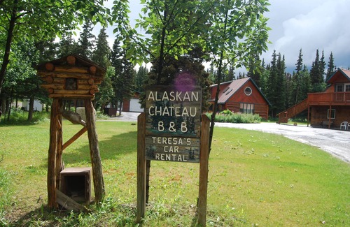 Healy House | Cozy Log Home Close to Denali National Park, Activities, Services & Restaurants