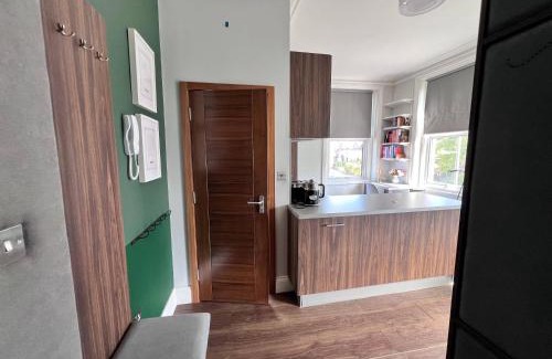 Coppetts Apartment | Cozy London Apartment with Great Location