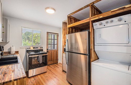 Norwood Apartment | Cozy Luxury 2BR Apartment w/Free Parking – Near Downtown Birmingham