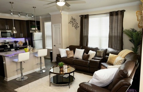Ardmore Condo | Cozy Luxury Midtown 1 Bedroom Condo