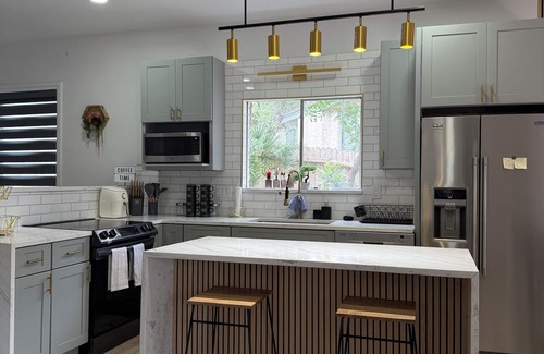 Whispering Oaks House | Cozy Luxury Pool + Home Theater + Backyard Oasis