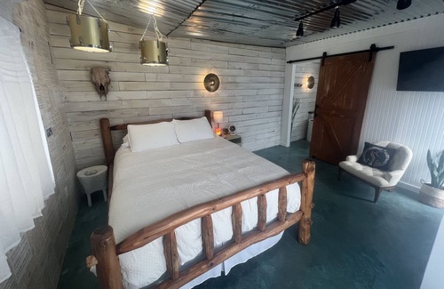 Henly House | Cozy luxury tiny home,30 min- Austin w outdoor shower feature on Wine Brew trail