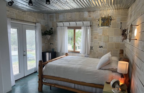 Henly House | Cozy luxury tiny home,30 min- Austin w outdoor shower feature on Wine Brew trail