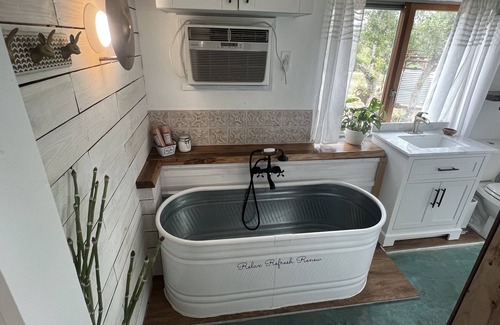 Henly House | Cozy luxury tiny home,30 min- Austin w outdoor shower feature on Wine Brew trail