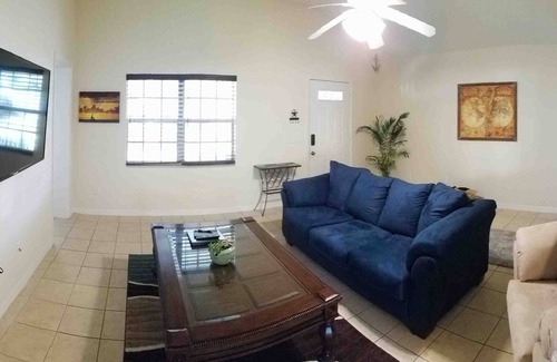 Melbourne House | Cozy Melbourne Home 10min from Beaches and 1hr from Orlando Theme Parks / Disney