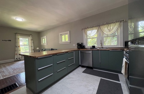 Westwood House | Cozy Modern 2 Bedroom House Near Downtown Cincinnati in Historic Westwood