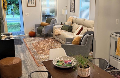 Stanton House | Cozy Modern 3-bd, Pet Friendly, 12 miles from RRG!