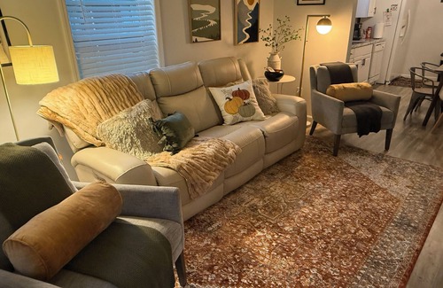 Stanton House | Cozy Modern 3-bd, Pet Friendly, 12 miles from RRG!