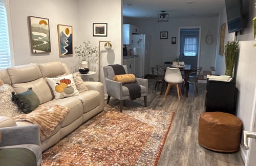 Stanton House | Cozy Modern 3-bd, Pet Friendly, 12 miles from RRG!