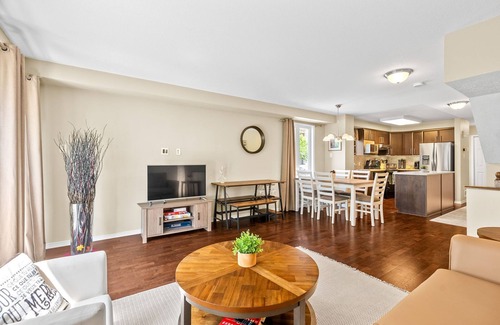 Ledbury - Heron Gate - Ridgemont - Elmwood Condo | Cozy modern condo 15 mins from DT | Free Parking | Patio