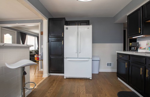 Mount Saint Joseph House | Cozy, Modern Escape; PlayStation 5 and King Suite