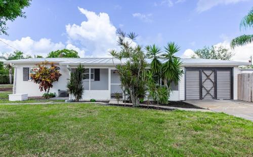 Carlton Stewart Gardens House | Cozy Modern Home-Renovated Retreat,Prime Location