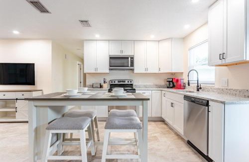 Carlton Stewart Gardens House | Cozy Modern Home-Renovated Retreat,Prime Location