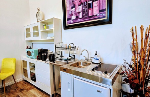 Reseda Apartment | Cozy Modern Space with Pool