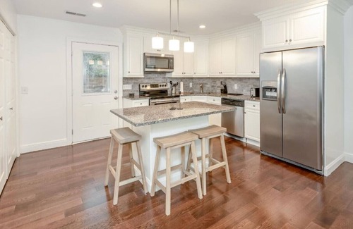 North Charleston House | Cozy, Modern Townhome - Walk to Park Circle!