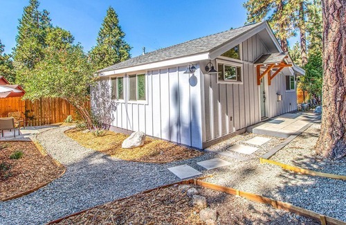 Idyllwild House | Cozy Modern Farmhouse Cabin. 2 bedrooms 1 bath. Air conditioned-Sleeps 4