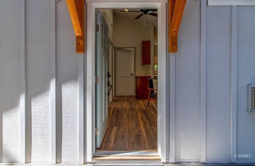 Idyllwild House | Cozy Modern Farmhouse Cabin. 2 bedrooms 1 bath. Air conditioned-Sleeps 4