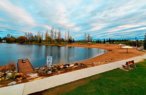 Plum Coulee Condo | 🛏️ Cozy, Modern, Vibrant ☀️ Studio Suite