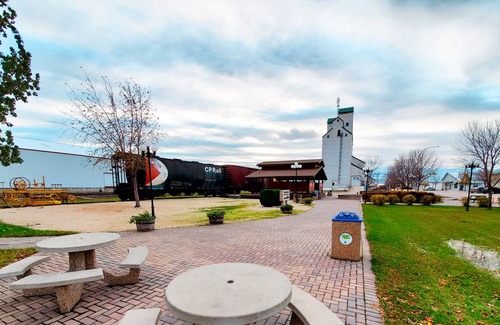 Plum Coulee Condo | 🛏️ Cozy, Modern, Vibrant ☀️ Studio Suite