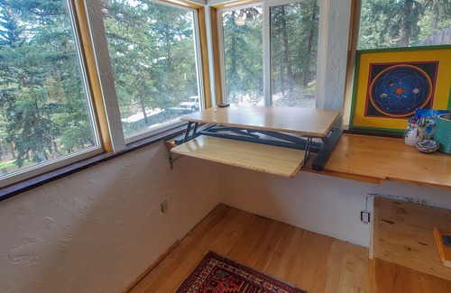 Indian Hills Cabin | Cozy Mountain Cabin ☆ Hot tub ☆ Work From Home and Pet Friendly