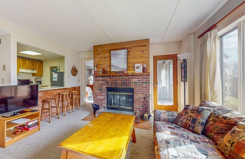 West Dover Condo | Cozy mountain condo w/fireplace, views, hot tub, pool, sauna, gym, shuttle, w/d