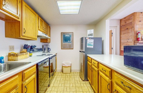 West Dover Condo | Cozy mountain condo w/fireplace, views, hot tub, pool, sauna, gym, shuttle, w/d
