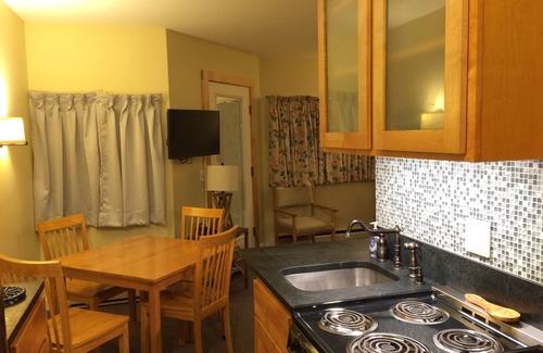 Warren Condo | Cozy Mountain Condo with Pool at Sugarbush and Warren Village