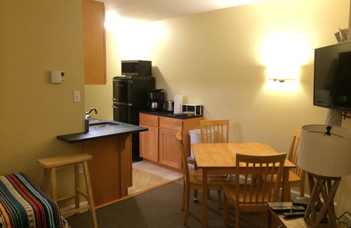 Warren Condo | Cozy Mountain Condo with Pool at Sugarbush and Warren Village