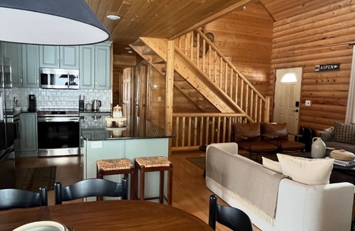 Tollgate Canyon Cabin | Cozy Mountain escape near Park City w/game room, hot tub for the whole family