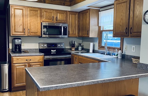 Fleetwood Cabin | Cozy Mountain Escape near W.Jefferson: Relax & Reconnect!