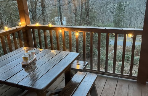 Fleetwood Cabin | Cozy Mountain Escape near W.Jefferson: Relax & Reconnect!