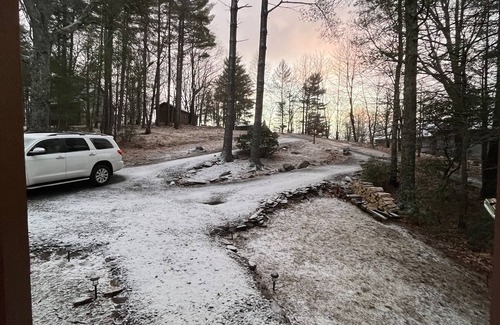 Fleetwood Cabin | Cozy Mountain Escape near W.Jefferson: Relax & Reconnect!