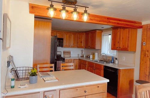 Bailey Cabin | Cozy Mountain Getaway with Stunning Views!