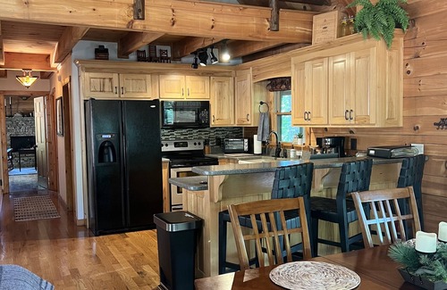 Dahlonega Cabin | Cozy Mountain Hideaway + Hot Tub + Mins to Downtown Dahlonega