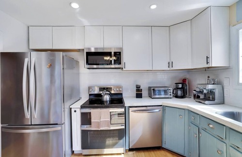 East Stroudsburg House | Cozy Mountain Cabin- Near Lake & Pet-Friendly