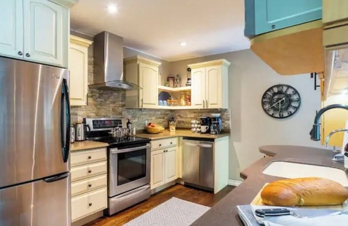 Muskoka Lakes Cottage | Cozy Muskoka Cottage Ideally located between Bracebridge and Port Carling