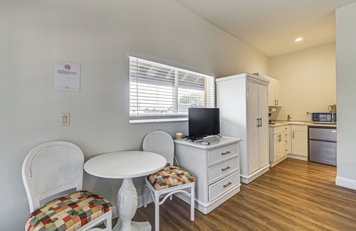 Naples Apartment | Cozy Naples Retreat w/Community Pool & Water View