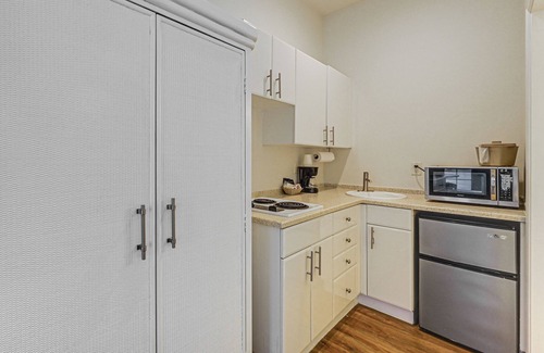 Naples Apartment | Cozy Naples Retreat w/Community Pool & Water View