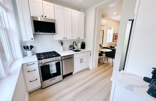Evanston Apartment | Cozy Neighborhood Escape: Near Northwestern-Chicago-Beaches & More