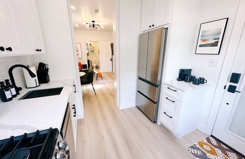 Evanston Apartment | Cozy Neighborhood Escape: Near Northwestern-Chicago-Beaches & More