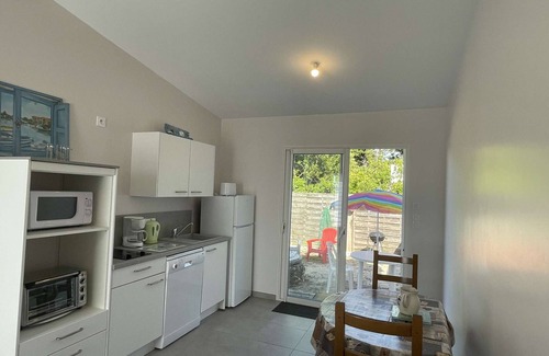 L'Epine House | Cozy New House Near Beach with Garden, Terrace, Parking – Sleeps 3, L'Épine