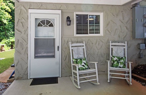 Marion House | Cozy newly remodeled lower level duplex in Marion! Conveniently located to town!