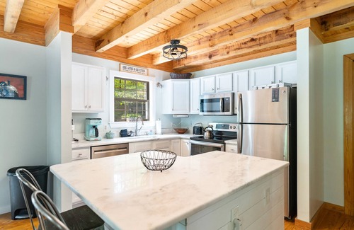 Townsend House | Cozy Newly Renovated Golf Course Smokies Cabin with 4 beds!