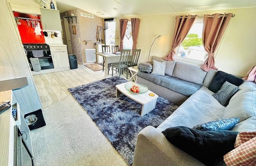 Newquay Cabin | Cozy Newquay Lodge With Private Hot Tub,