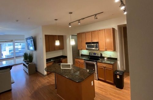 Greenway Plaza-Upper Kirby Apartment | Cozy Night Stay In River Oaks