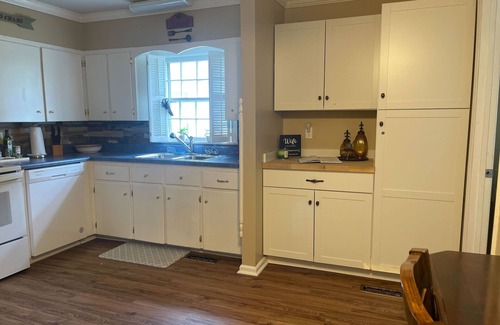 Maryville House | Cozy NOLA-Themed 2 Br/2Ba Near Tail of the Dragon