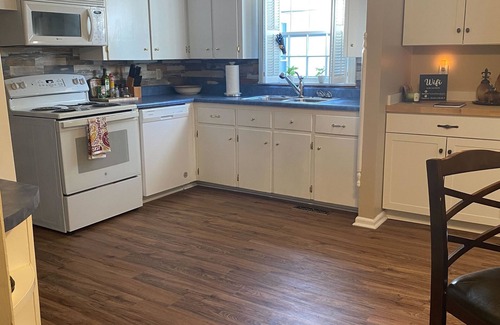 Maryville House | Cozy NOLA-Themed 2 Br/2Ba Near Tail of the Dragon