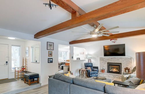 Badger House | Cozy North Pole Home w/ Mountain & Aurora Views!