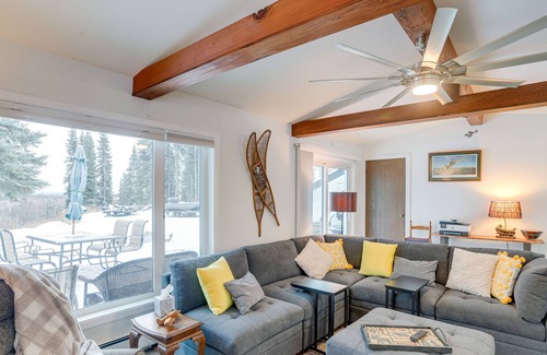 Badger House | Cozy North Pole Home w/ Mountain & Aurora Views!
